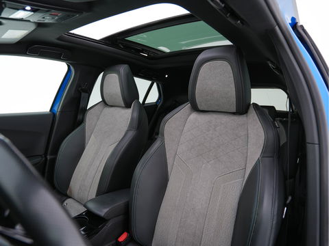 Peugeot e-2008 EV GT 50 kWh (INCL-BTW) Aut. *PANO | ADAPT.CRUISE | DIGI-COCKPIT | FULL-LED | BLIS | KEYLESS | MICROFIBRE-LEATHER | CAMERA | CARPLAY | CCS-FASTLOADER | DAB+ | NAVI-FULLMAP | ECC | PDC | SPORT-SEATS | ...