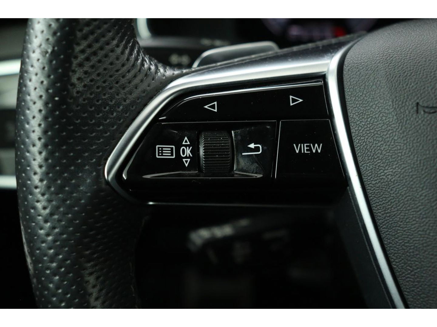 Audi A6 55 TFSIe S Line | 367pk | Trekhaak | Stoel & stuurverwarming | Adaptive cruise | Camera | Matrix LED | Carplay | Sportstoelen | Half leder | Navigatie