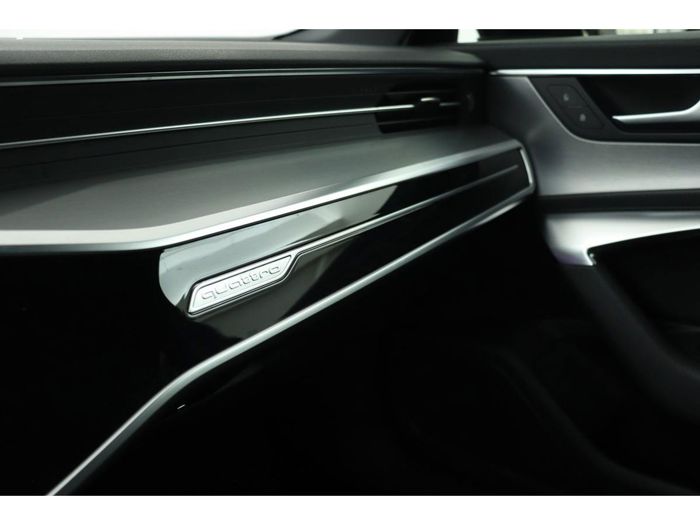 Audi A6 55 TFSIe S Line | 367pk | Trekhaak | Stoel & stuurverwarming | Adaptive cruise | Camera | Matrix LED | Carplay | Sportstoelen | Half leder | Navigatie