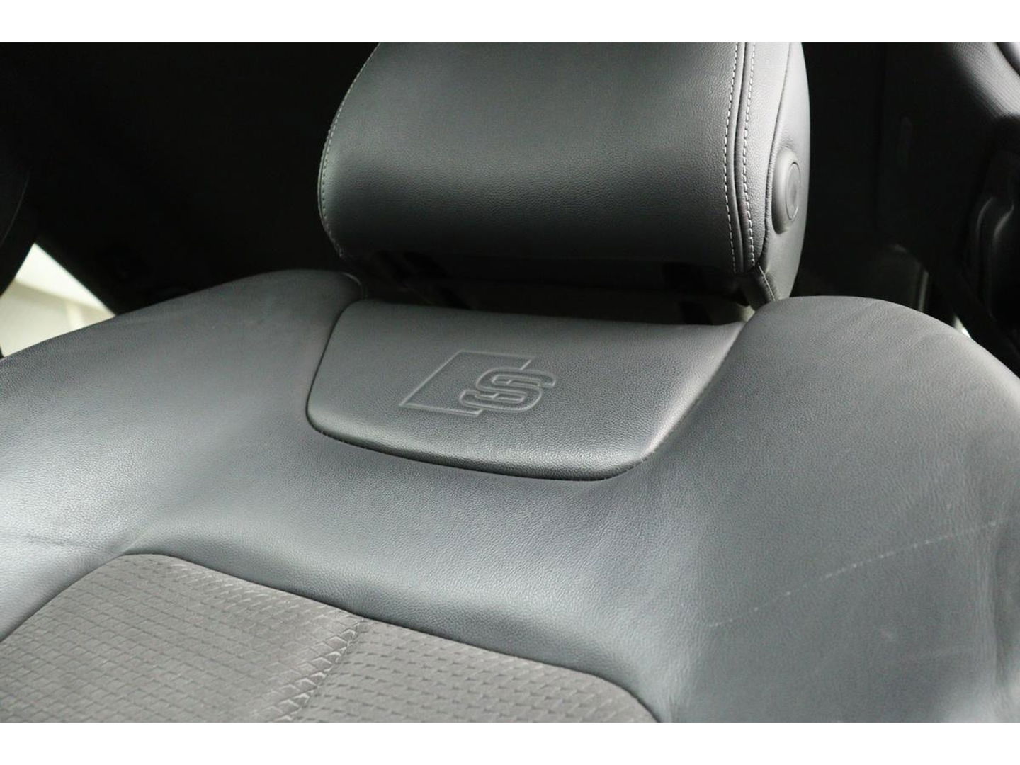 Audi A6 55 TFSIe S Line | 367pk | Trekhaak | Stoel & stuurverwarming | Adaptive cruise | Camera | Matrix LED | Carplay | Sportstoelen | Half leder | Navigatie