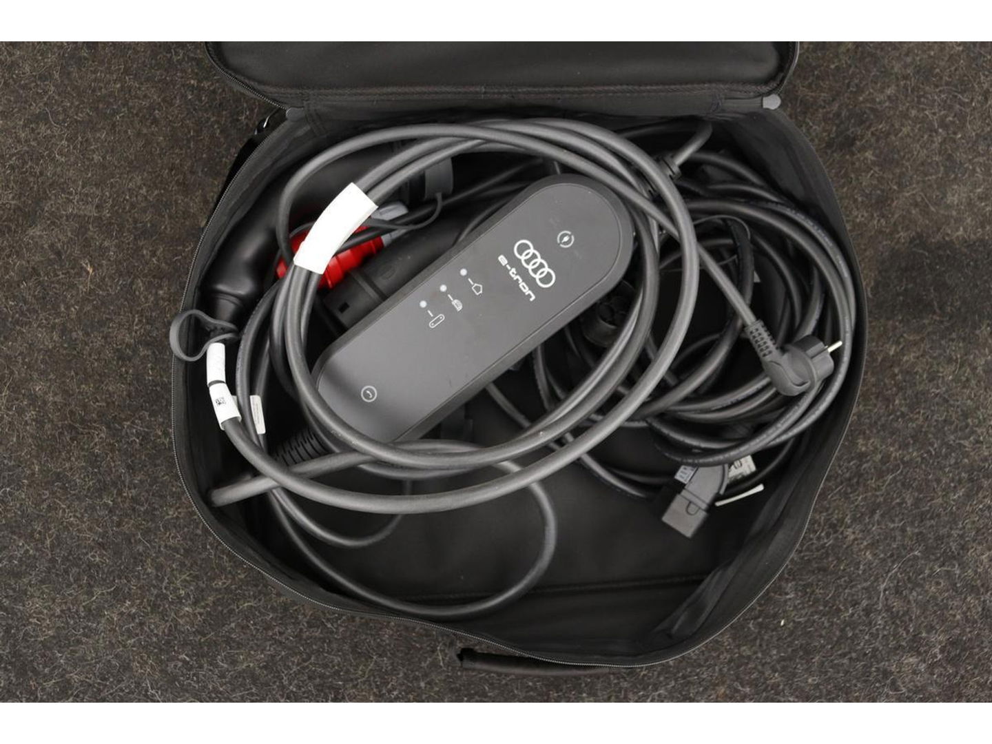 Audi A6 55 TFSIe S Line | 367pk | Trekhaak | Stoel & stuurverwarming | Adaptive cruise | Camera | Matrix LED | Carplay | Sportstoelen | Half leder | Navigatie