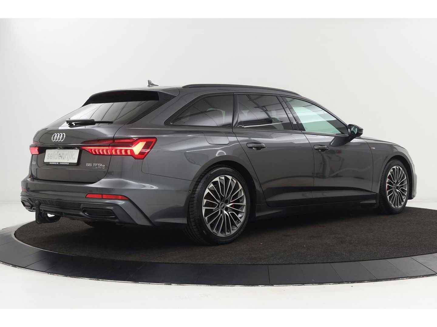 Audi A6 55 TFSIe S Line | 367pk | Trekhaak | Stoel & stuurverwarming | Adaptive cruise | Camera | Matrix LED | Carplay | Sportstoelen | Half leder | Navigatie