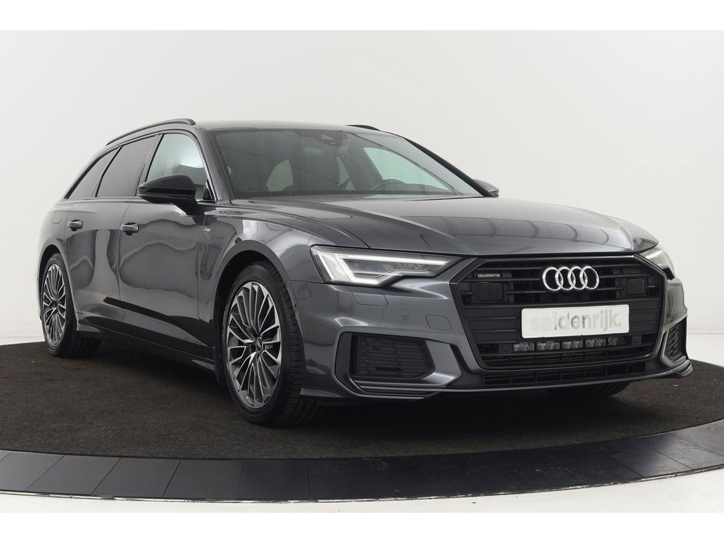 Audi A6 55 TFSIe S Line | 367pk | Trekhaak | Stoel & stuurverwarming | Adaptive cruise | Camera | Matrix LED | Carplay | Sportstoelen | Half leder | Navigatie
