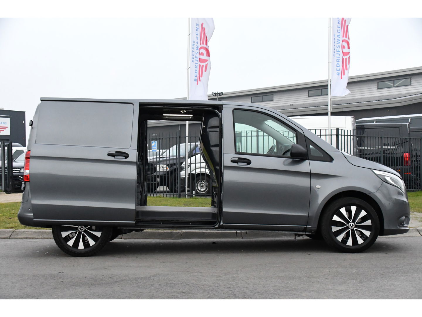 Mercedes-Benz Vito 119 CDI PB Edition Adaptieve Cruise, Camera, 190PK, LED, Carplay, 2 x Schuifdeur, Automaat, Leder, Uniek!