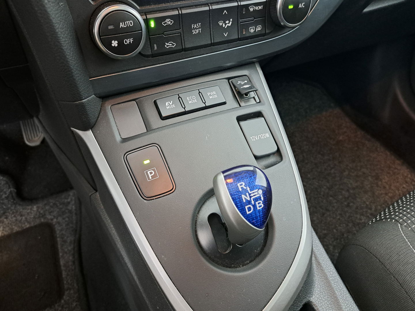 Toyota Auris Touring Sports 1.8 Hybrid Lease Aut. *PANO | NAVI-FULLMAP | KEYLESS | CAMERA | COMFORT-SEATS | ECC | PDC | CRUISE | TOWBAR | 16''ALU*