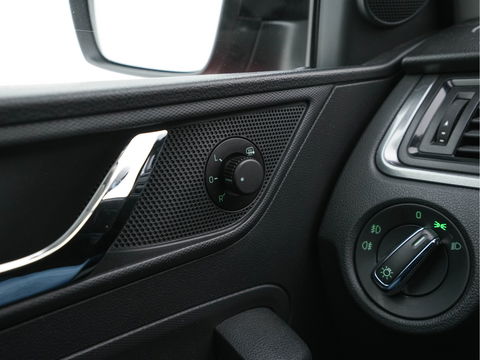 Škoda Rapid Spaceback 1.2 TSI Greentech Ambition Businessline Style-Pack *PANO | NAVI-FULLMAP | AMUNDSEN-AUDIO | AIRCO | CRUISE | PDC | TOWBAR | COMFORT-SEATS | 16''ALU*