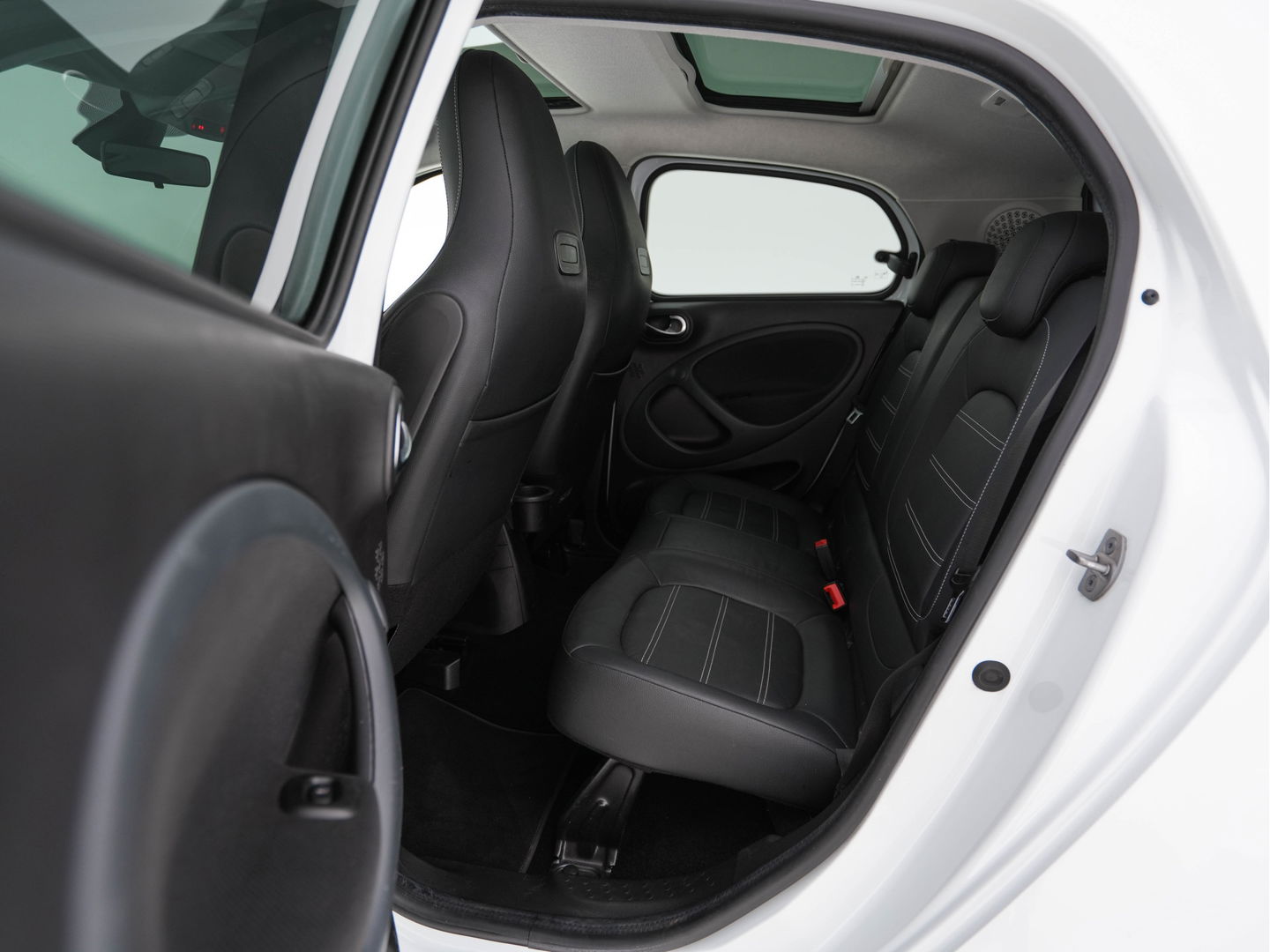 Smart Forfour EQ Business Solution Cool&Media-Pack 18 kWh [ 3-Fase ] (INCL-BTW) *PANO | FULL-LEATHER | NAVI-FULLMAP | CAMERA | AIRCO | SPORT-SEATS | AMBIENT-LIGHT | DAB | HEATED-SEATS | 16''ALU*