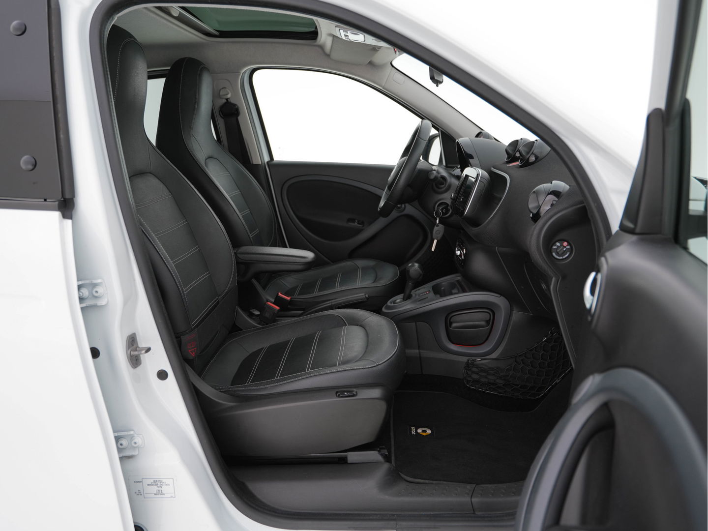 Smart Forfour EQ Business Solution Cool&Media-Pack 18 kWh [ 3-Fase ] (INCL-BTW) *PANO | FULL-LEATHER | NAVI-FULLMAP | CAMERA | AIRCO | SPORT-SEATS | AMBIENT-LIGHT | DAB | HEATED-SEATS | 16''ALU*