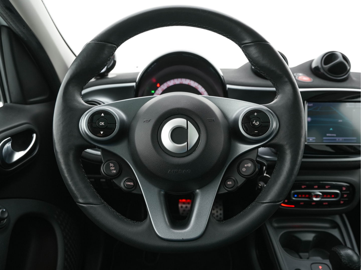 Smart Forfour EQ Business Solution Cool&Media-Pack 18 kWh [ 3-Fase ] (INCL-BTW) *PANO | FULL-LEATHER | NAVI-FULLMAP | CAMERA | AIRCO | SPORT-SEATS | AMBIENT-LIGHT | DAB | HEATED-SEATS | 16''ALU*