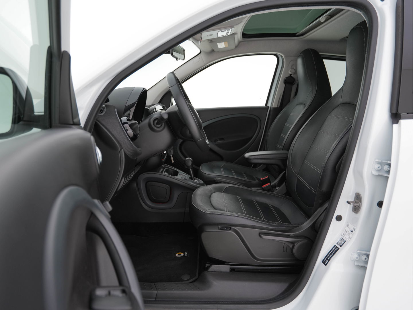 Smart Forfour EQ Business Solution Cool&Media-Pack 18 kWh [ 3-Fase ] (INCL-BTW) *PANO | FULL-LEATHER | NAVI-FULLMAP | CAMERA | AIRCO | SPORT-SEATS | AMBIENT-LIGHT | DAB | HEATED-SEATS | 16''ALU*