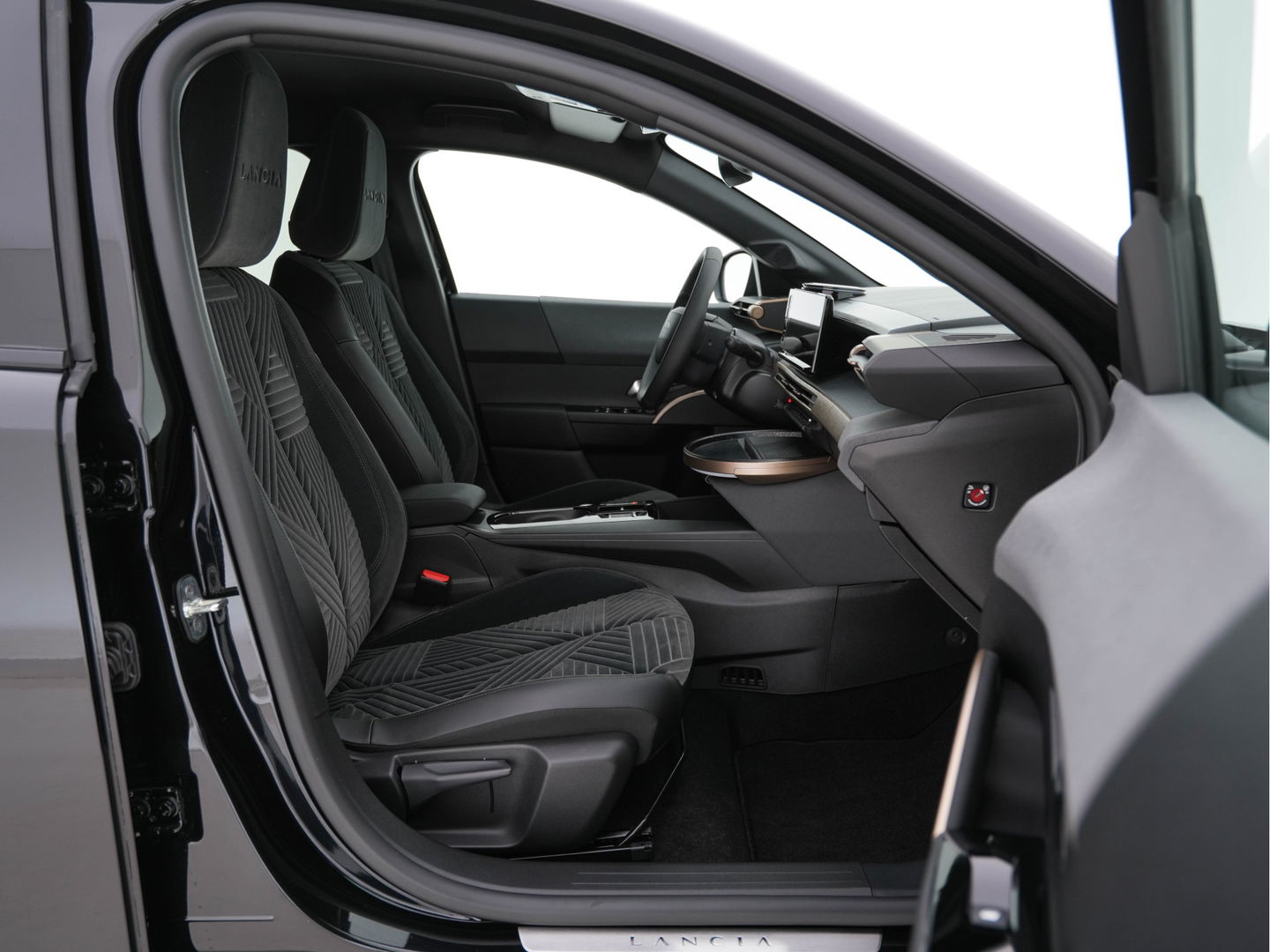 Lancia Ypsilon LX 51 kWh Gold [ 3-Fase ] (INCL-BTW) Aut. *HEATPUMP | LEATHER-VELOURS | FULL-LED | ADAPT.CRUISE | CAMERA | DIGI-COCKPIT | CARPLAY | LANE-ASSIST | BLINDSPOT | KEYLESS | COMFORT-SEATS | DAB | 17"ALU*