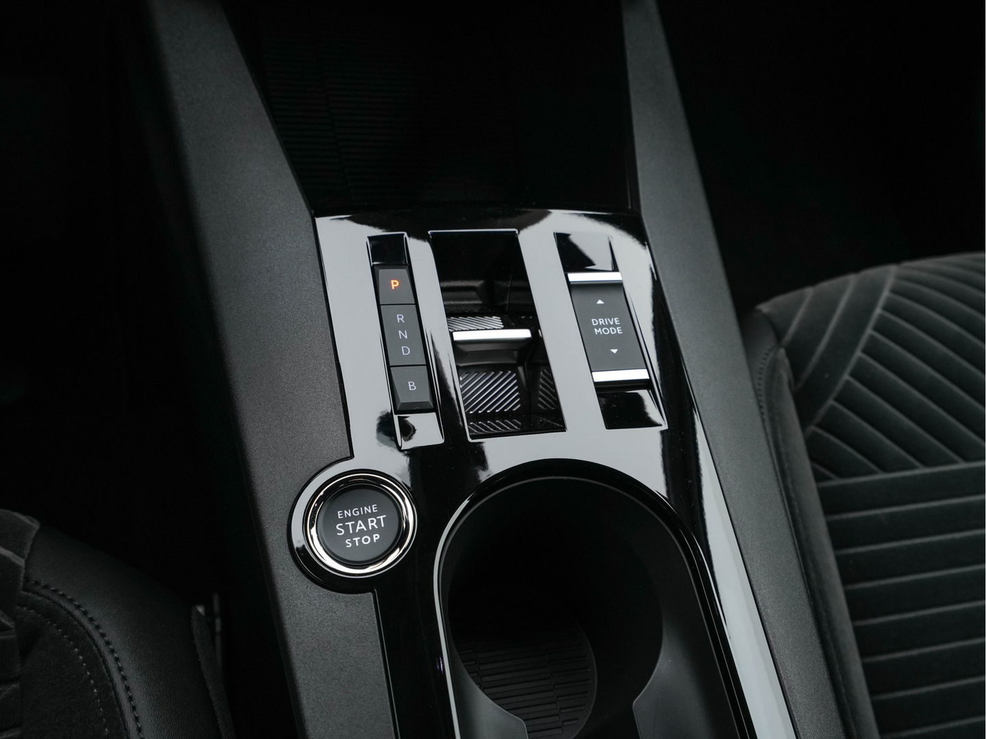 Lancia Ypsilon LX 51 kWh Gold [ 3-Fase ] (INCL-BTW) Aut. *HEATPUMP | LEATHER-VELOURS | FULL-LED | ADAPT.CRUISE | CAMERA | DIGI-COCKPIT | CARPLAY | LANE-ASSIST | BLINDSPOT | KEYLESS | COMFORT-SEATS | DAB | 17"ALU*