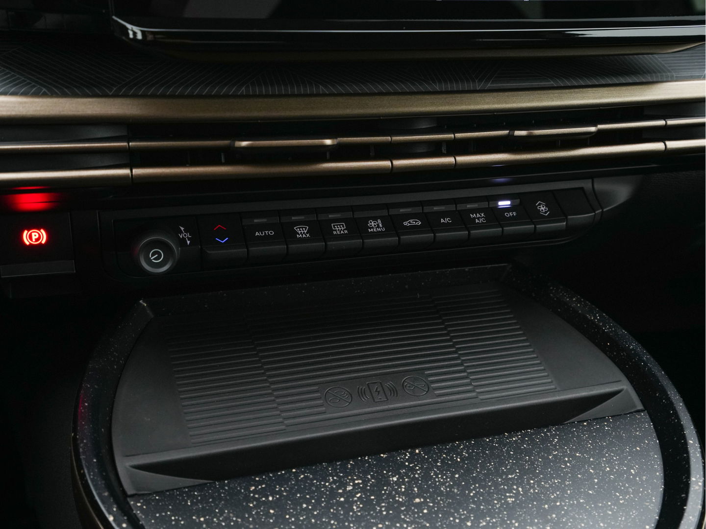 Lancia Ypsilon LX 51 kWh Gold [ 3-Fase ] (INCL-BTW) Aut. *HEATPUMP | LEATHER-VELOURS | FULL-LED | ADAPT.CRUISE | CAMERA | DIGI-COCKPIT | CARPLAY | LANE-ASSIST | BLINDSPOT | KEYLESS | COMFORT-SEATS | DAB | 17"ALU*