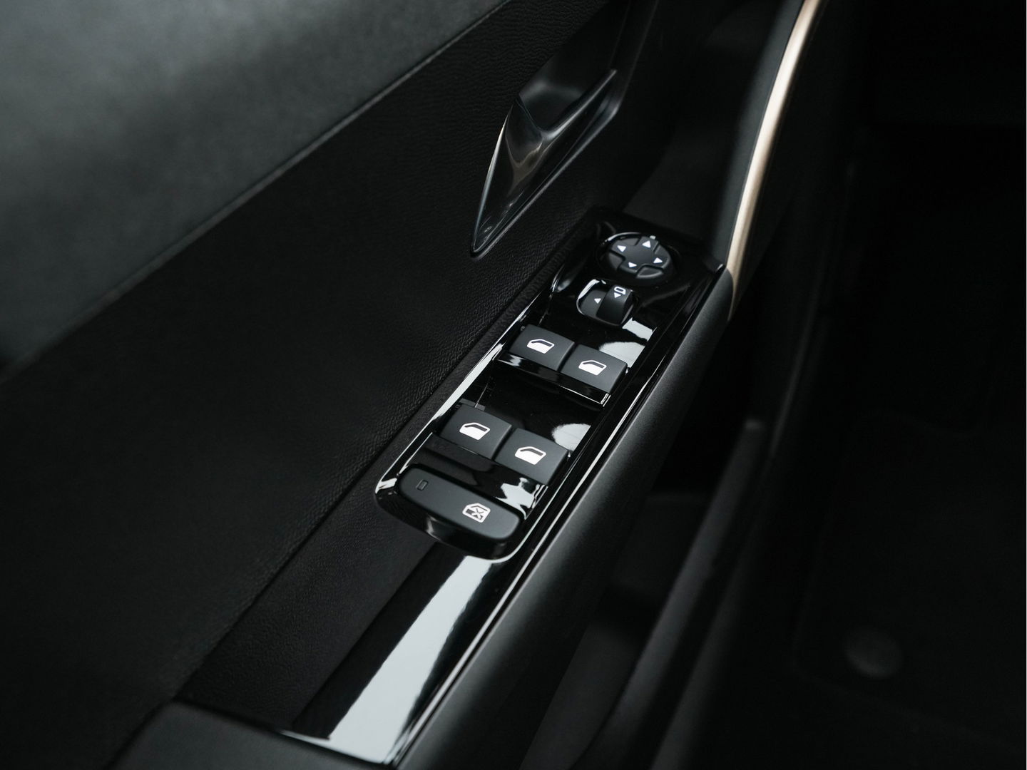 Lancia Ypsilon LX 51 kWh Gold [ 3-Fase ] (INCL-BTW) Aut. *HEATPUMP | LEATHER-VELOURS | FULL-LED | ADAPT.CRUISE | CAMERA | DIGI-COCKPIT | CARPLAY | LANE-ASSIST | BLINDSPOT | KEYLESS | COMFORT-SEATS | DAB | 17"ALU*