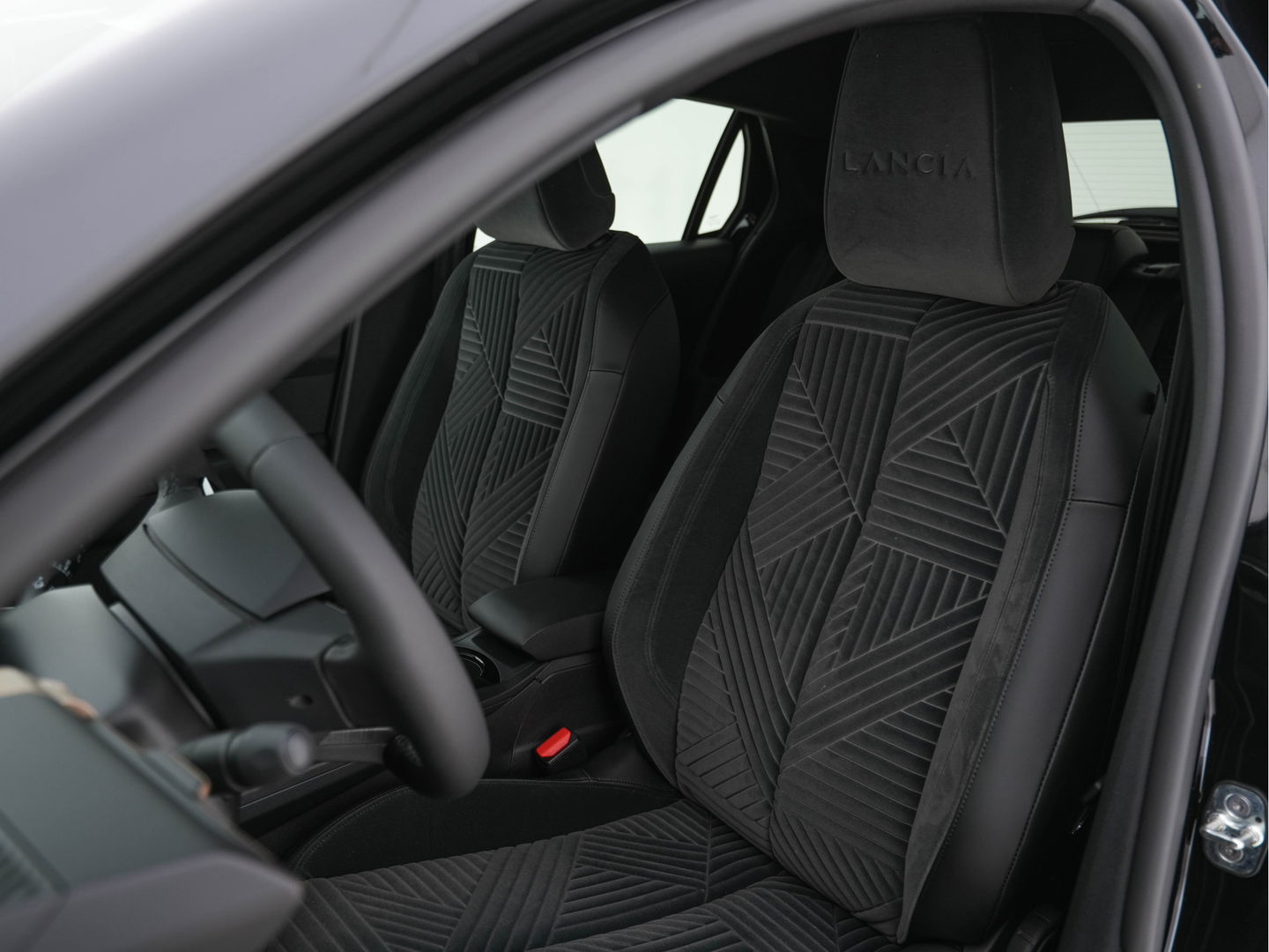 Lancia Ypsilon LX 51 kWh Gold [ 3-Fase ] (INCL-BTW) Aut. *HEATPUMP | LEATHER-VELOURS | FULL-LED | ADAPT.CRUISE | CAMERA | DIGI-COCKPIT | CARPLAY | LANE-ASSIST | BLINDSPOT | KEYLESS | COMFORT-SEATS | DAB | 17"ALU*