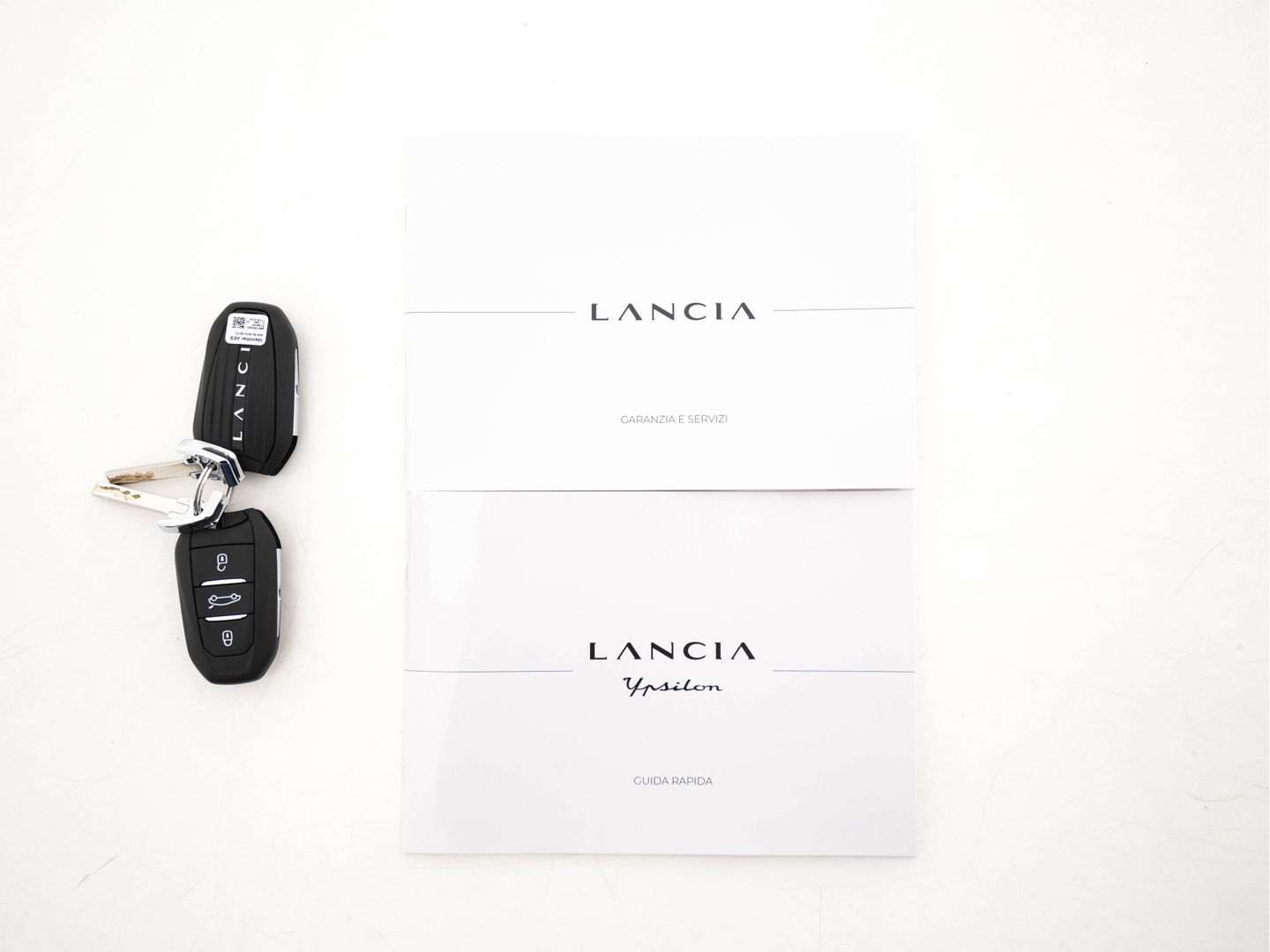 Lancia Ypsilon LX 51 kWh Gold [ 3-Fase ] (INCL-BTW) Aut. *HEATPUMP | LEATHER-VELOURS | FULL-LED | ADAPT.CRUISE | CAMERA | DIGI-COCKPIT | CARPLAY | LANE-ASSIST | BLINDSPOT | KEYLESS | COMFORT-SEATS | DAB | 17"ALU*