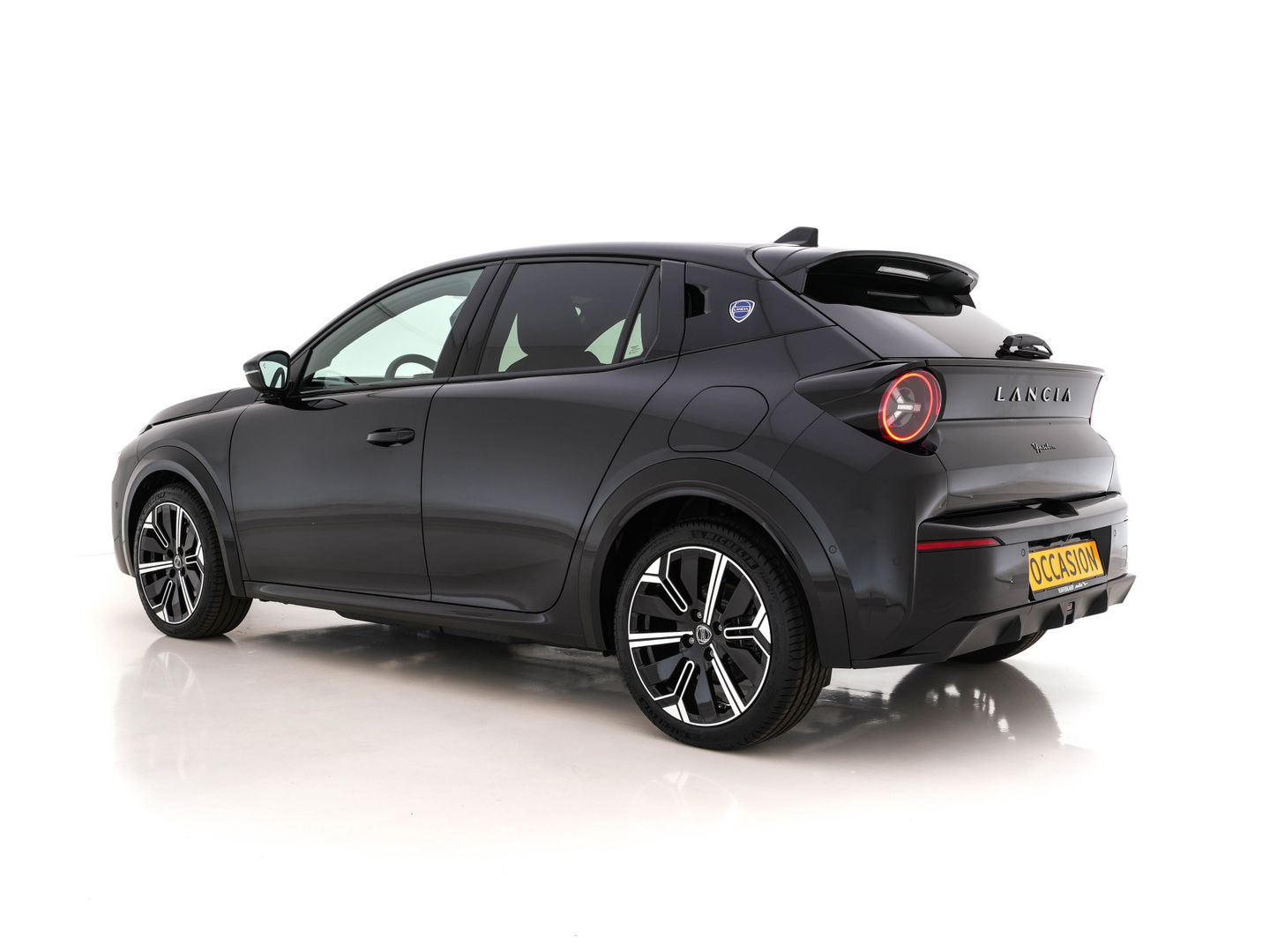 Lancia Ypsilon LX 51 kWh Gold [ 3-Fase ] (INCL-BTW) Aut. *HEATPUMP | LEATHER-VELOURS | FULL-LED | ADAPT.CRUISE | CAMERA | DIGI-COCKPIT | CARPLAY | LANE-ASSIST | BLINDSPOT | KEYLESS | COMFORT-SEATS | DAB | 17"ALU*