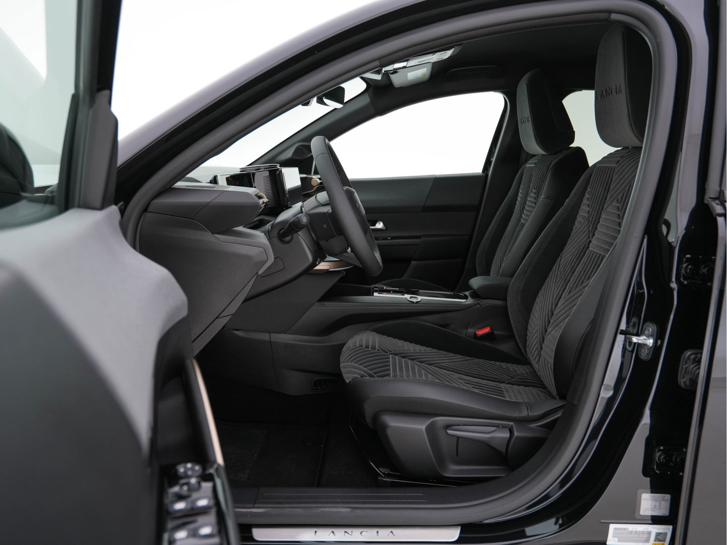 Lancia Ypsilon LX 51 kWh Gold [ 3-Fase ] (INCL-BTW) Aut. *HEATPUMP | LEATHER-VELOURS | FULL-LED | ADAPT.CRUISE | CAMERA | DIGI-COCKPIT | CARPLAY | LANE-ASSIST | BLINDSPOT | KEYLESS | COMFORT-SEATS | DAB | 17"ALU*