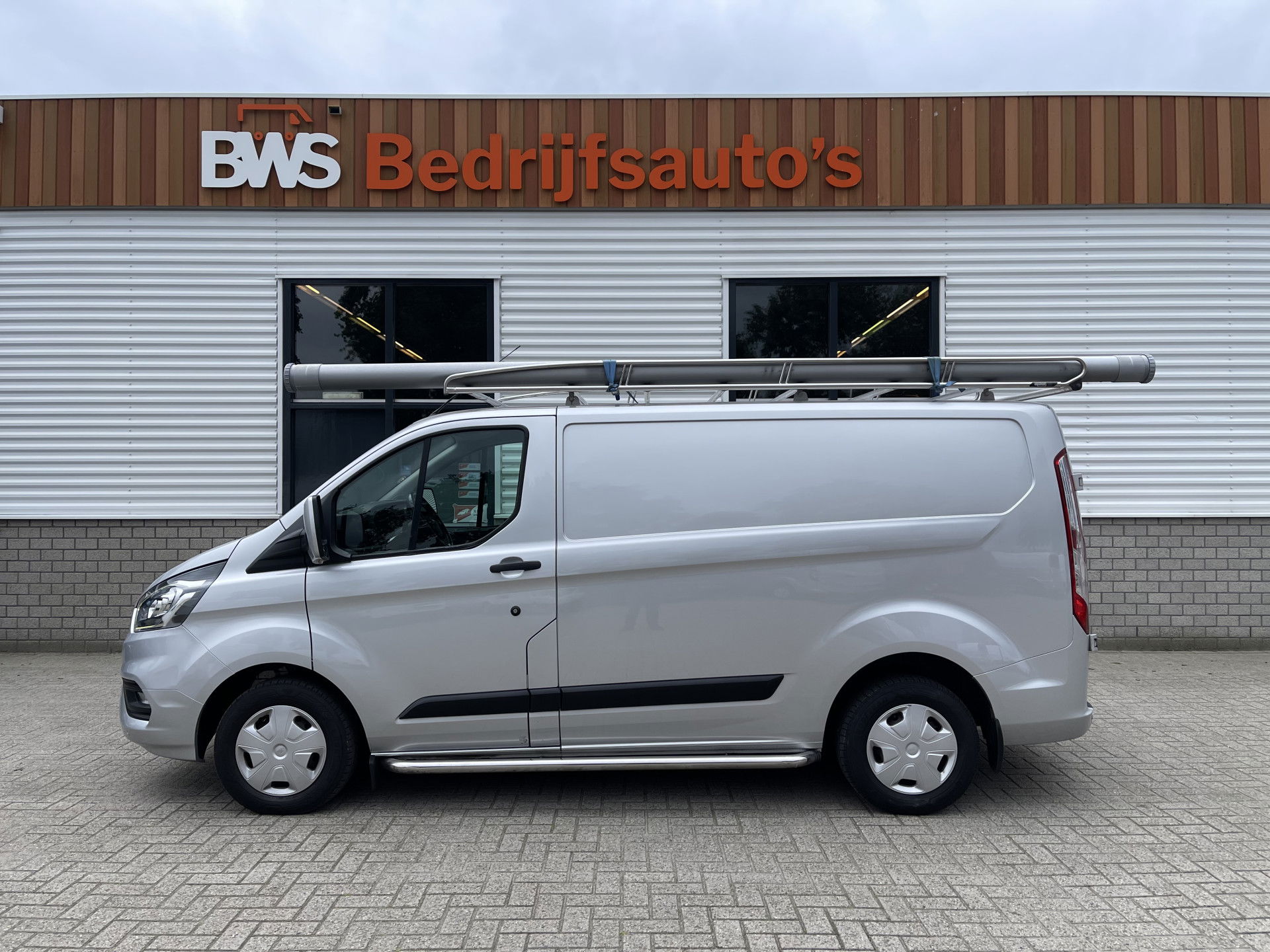 Ford Transit Custom 280 2.0 TDCI 105pk L1H1 Trend / vaste prijs rijklaar € 14.950 ex btw / lease vanaf € 311 / airco / cruise / imperial / achteruit rijcamera / trekhaak 2400 kg / ex schilders bus