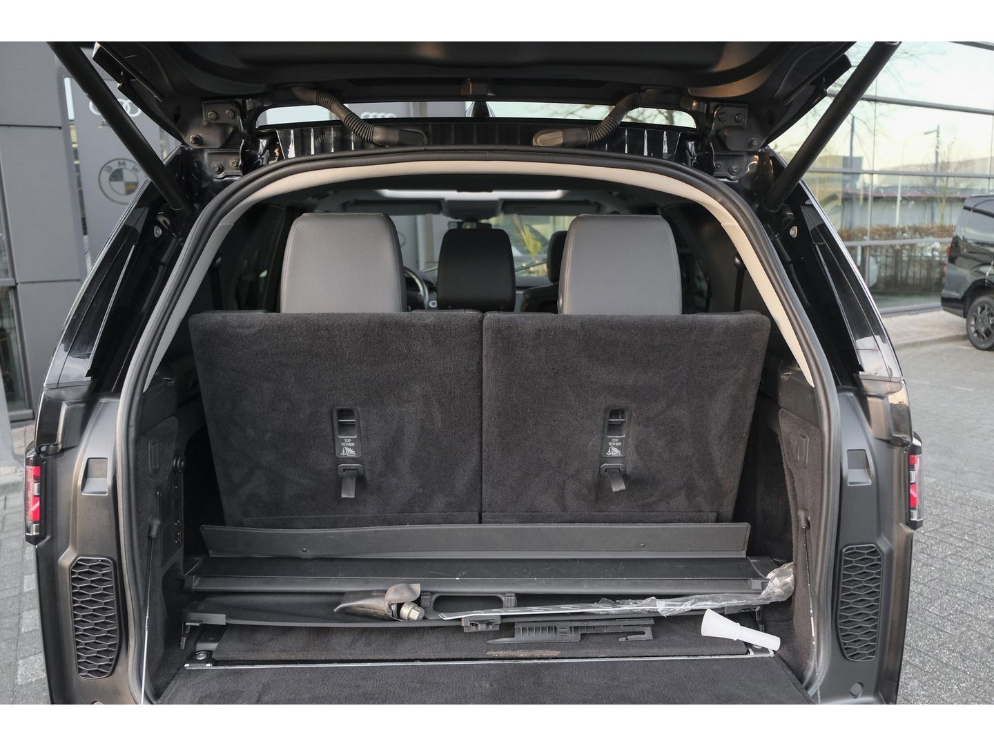 Land Rover Discovery 3.0 Td6 258pk HSE 7-persoons Panoramadak *BTW* Head-up Trekhaak elektrisch Adaptive cruise 22" LMV Meridian audio