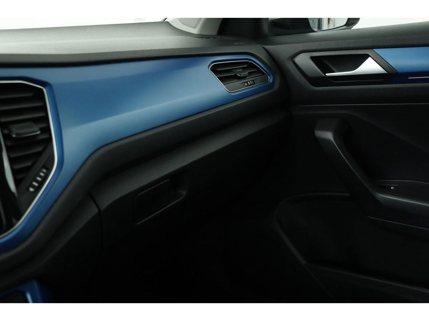 Volkswagen T-Roc 1.5 TSI Sport | Stoelverwarming | Full LED | Trekhaak | Navigatie | Climate control | PDC | Sportstoelen | Cruise control | Bluetooth