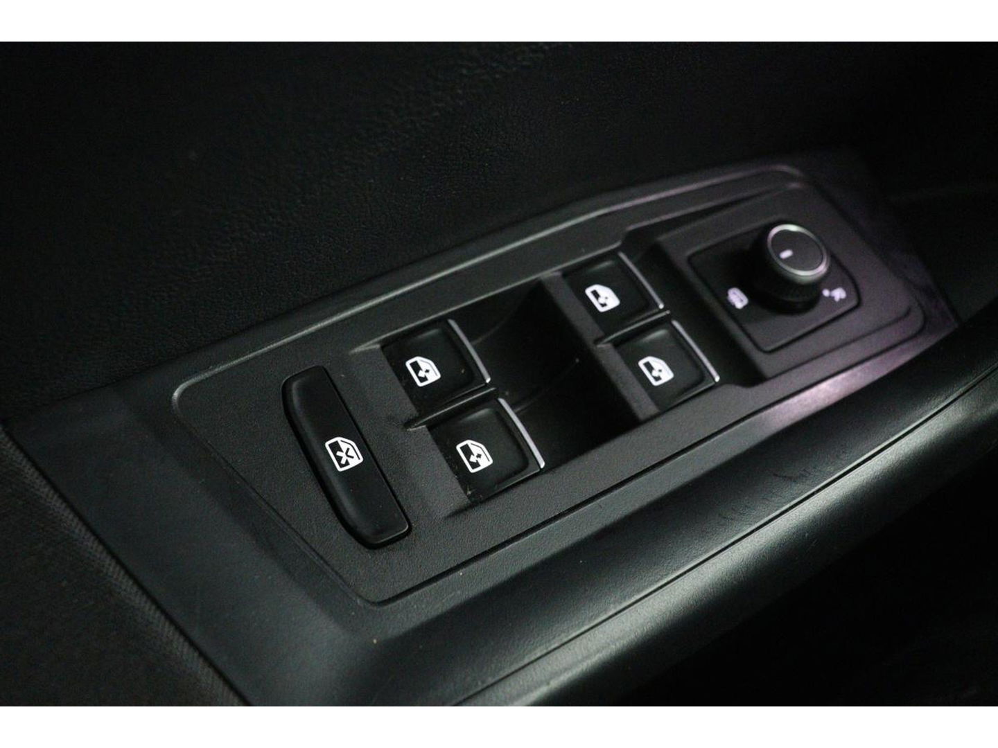 Volkswagen T-Roc 1.5 TSI Sport | Stoelverwarming | Full LED | Trekhaak | Navigatie | Climate control | PDC | Sportstoelen | Cruise control | Bluetooth