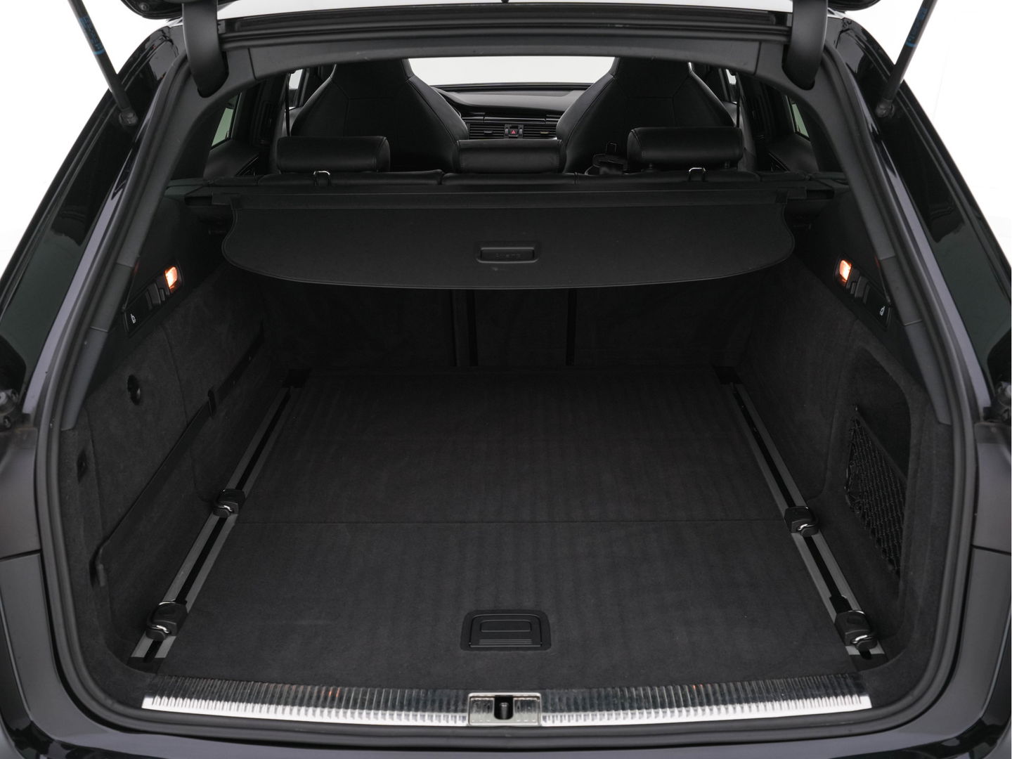 Audi RS6 Avant 4.0 TFSI Quattro *MILLTEK | KERAMIK | PANO | LEATHER-ALCANTARA | FULL-LED | TOP-VIEW | BLIS | MEMORY-PACK | CARBON-INT. | BOSE-SOUND | LANE-ASSIST | KEYLESS | DAB+ | SPORT-SEATS | SHIFT-PADDLES | 21''ALU