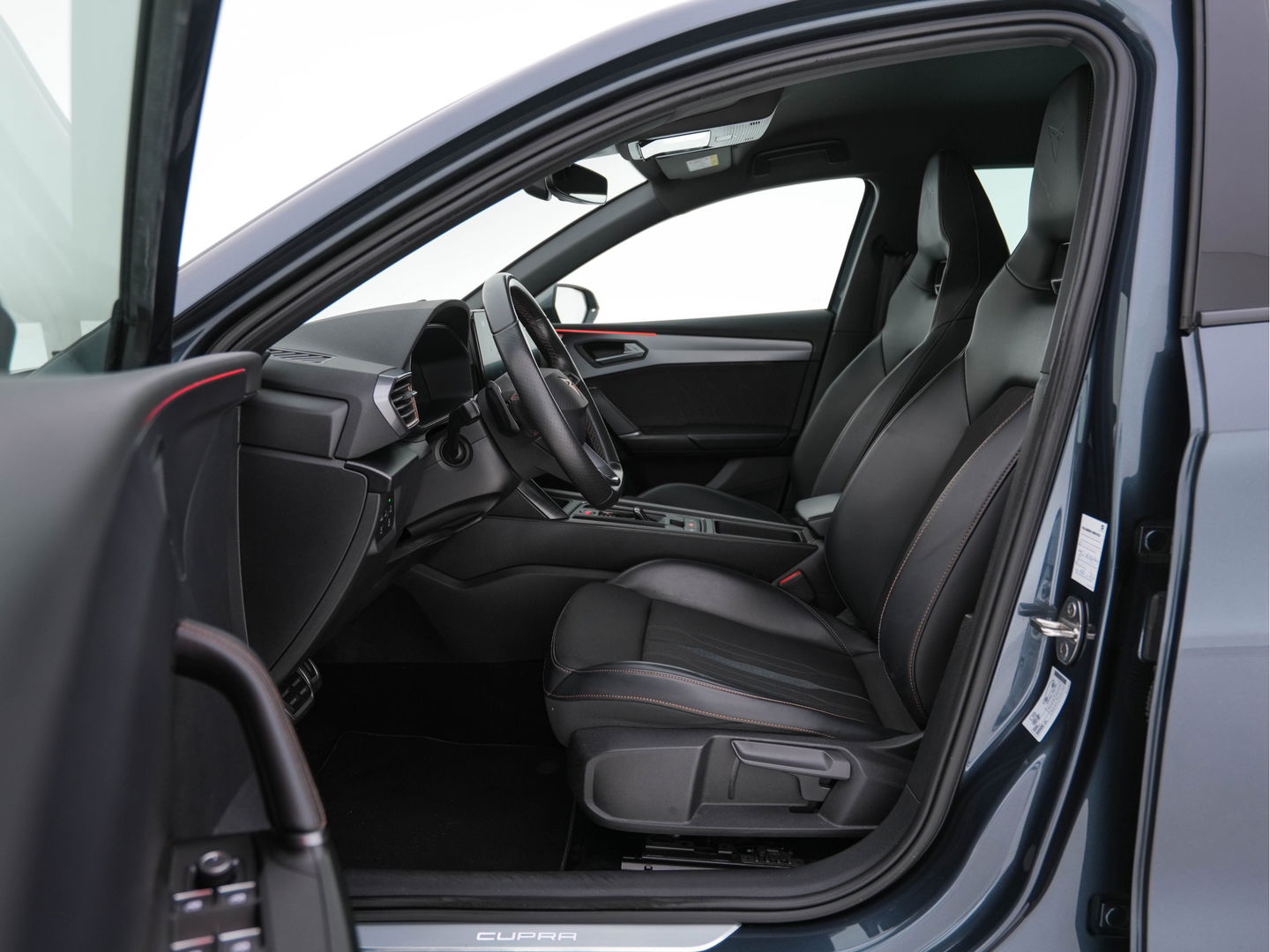 CUPRA Leon Sportstourer 1.4 e-Hybrid VZ Adrenaline (INCL-BTW) Aut. *FULL-LED | DIGI-COCKPIT | ADAPTIVE-CRUISE | 1/2-LEATHER | SPORT-SEATS | AMBIENT-LIGHT | DAB+ | KEYLESS | CAMERA | HEATED-SEATS | SHIFT-PADDLES | 19''ALU*