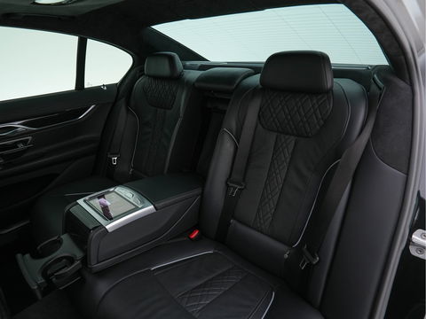 BMW 7 Serie 730d High Executive Aut. *PANO | HEAD-UP | CARBON-CORE | ADAPT.CRUISE | LASER-LED | SOFT-CLOSE | MASSAGE | NAPPA-LEATHER | HARMAN/KARDON-AUDIO | MEMORY-PACK | BLINDSPOT | TOP-VIEW | CARPLAY | DIGI-COCKPIT