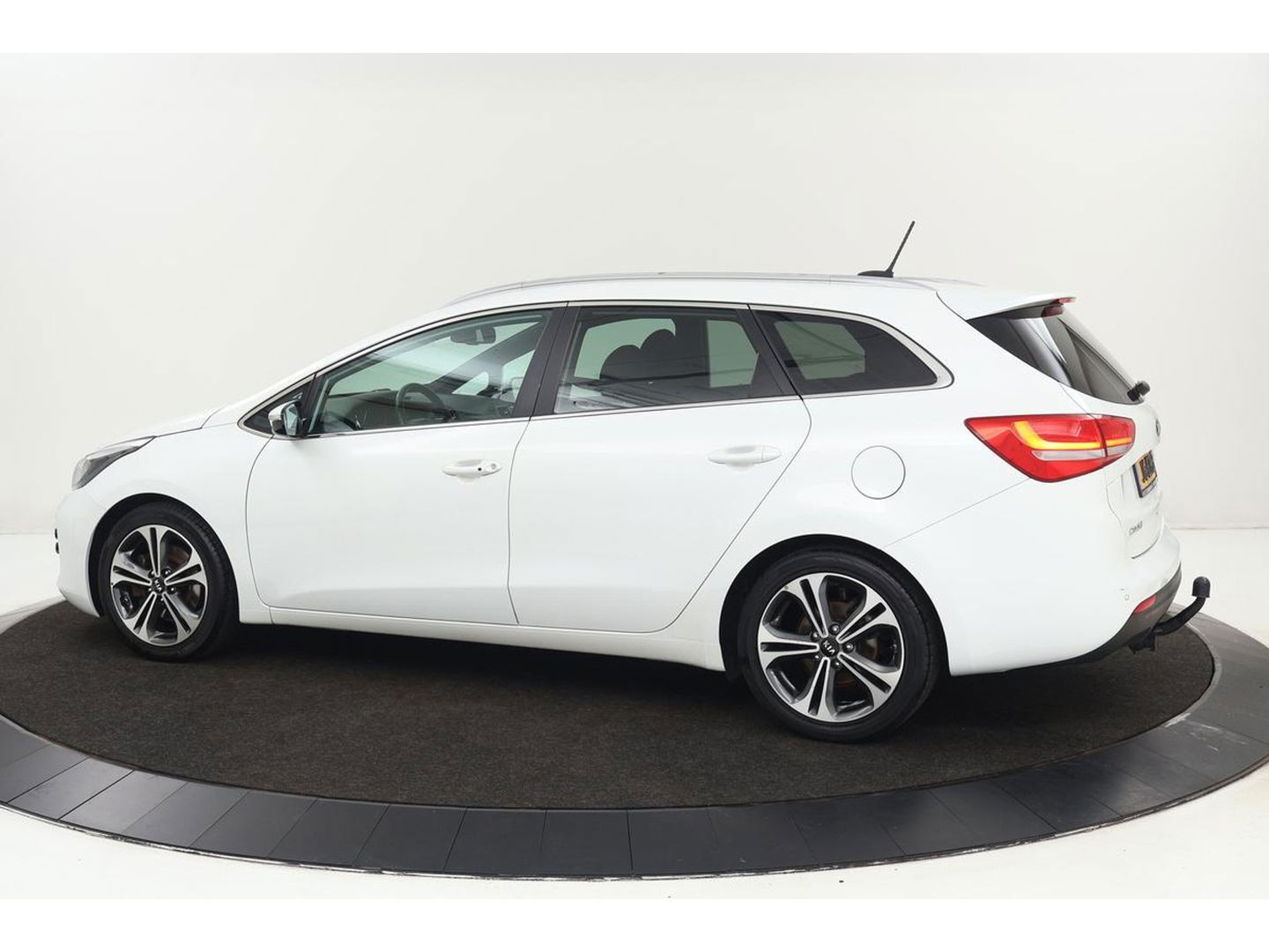 Kia cee'd 1.0 T-GDi GT-Line | 1e eigenaar | Stoel & stuurverwarming | Camera | Navigatie | Xenon | Climate control | Keyless | Cruise control