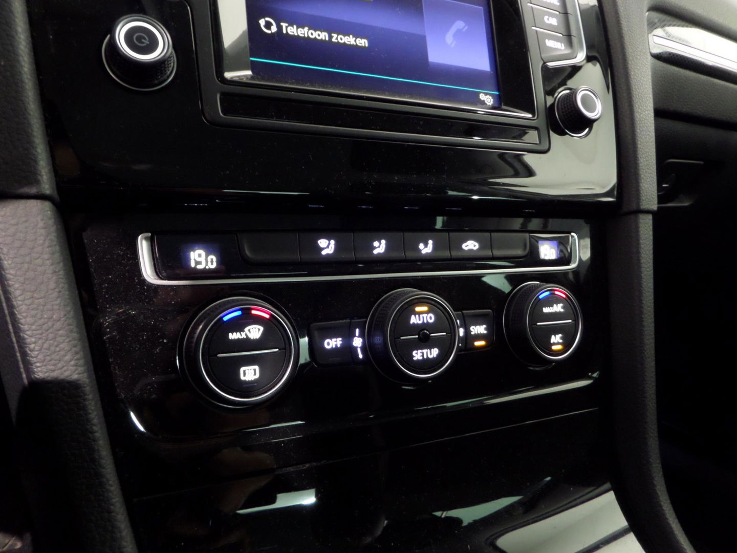 Volkswagen Golf 1.2 TSI Highline "Origineel NL!" Led koplampen Navigatie Bluetooth Alcantara, van 2e eigenaar in zeer nette staat!