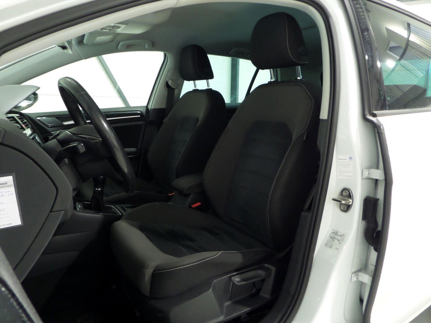 Volkswagen Golf 1.2 TSI Highline "Origineel NL!" Led koplampen Navigatie Bluetooth Alcantara, van 2e eigenaar in zeer nette staat!