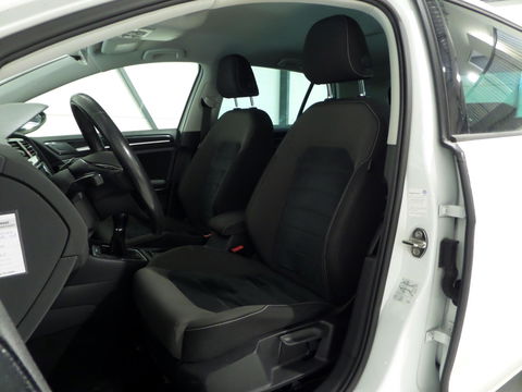 Volkswagen Golf 1.2 TSI Highline "Origineel NL!" Led koplampen Navigatie Bluetooth Alcantara, van 2e eigenaar in zeer nette staat!