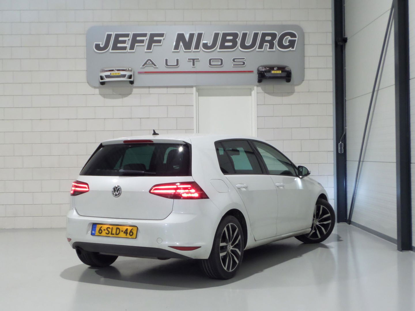 Volkswagen Golf 1.2 TSI Highline "Origineel NL!" Led koplampen Navigatie Bluetooth Alcantara, van 2e eigenaar in zeer nette staat!