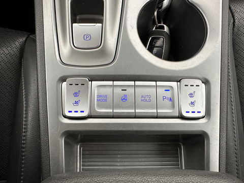Hyundai KONA EV Premium 64 kWh (INCL-BTW) *FULL-LEATHER | HEAD-UP | FULL-LED | NAVI-FULLMAP | DAB | ADAPTIVE-CRUISE | KRELL-AUDIO | KEYLESS | CAMERA | BLIND-SPOT | LANE-ASSIST | DIGI-COCKPIT | COMFORT-SEATS | 17''ALU*
