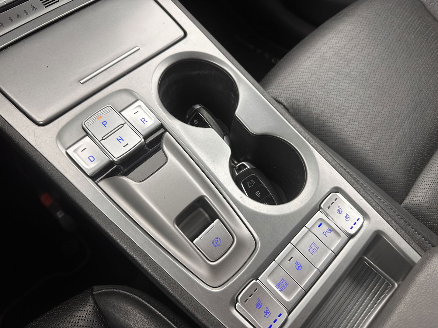 Hyundai KONA EV Premium 64 kWh (INCL-BTW) *FULL-LEATHER | HEAD-UP | FULL-LED | NAVI-FULLMAP | DAB | ADAPTIVE-CRUISE | KRELL-AUDIO | KEYLESS | CAMERA | BLIND-SPOT | LANE-ASSIST | DIGI-COCKPIT | COMFORT-SEATS | 17''ALU*