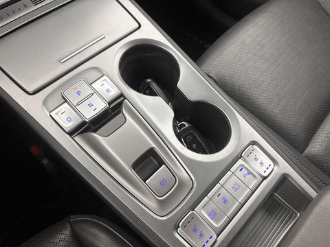 Hyundai KONA EV Premium 64 kWh (INCL-BTW) *FULL-LEATHER | HEAD-UP | FULL-LED | NAVI-FULLMAP | DAB | ADAPTIVE-CRUISE | KRELL-AUDIO | KEYLESS | CAMERA | BLIND-SPOT | LANE-ASSIST | DIGI-COCKPIT | COMFORT-SEATS | 17''ALU*