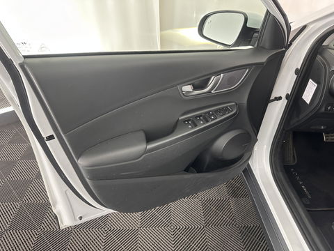 Hyundai KONA EV Premium 64 kWh (INCL-BTW) *FULL-LEATHER | HEAD-UP | FULL-LED | NAVI-FULLMAP | DAB | ADAPTIVE-CRUISE | KRELL-AUDIO | KEYLESS | CAMERA | BLIND-SPOT | LANE-ASSIST | DIGI-COCKPIT | COMFORT-SEATS | 17''ALU*