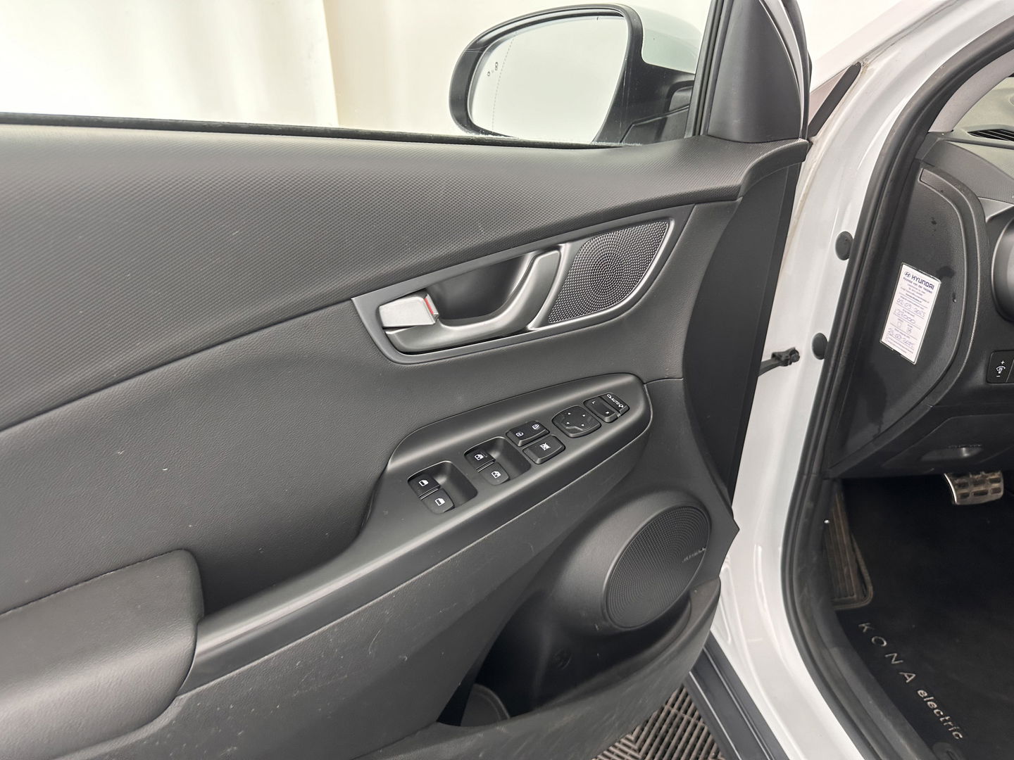Hyundai KONA EV Premium 64 kWh (INCL-BTW) *FULL-LEATHER | HEAD-UP | FULL-LED | NAVI-FULLMAP | DAB | ADAPTIVE-CRUISE | KRELL-AUDIO | KEYLESS | CAMERA | BLIND-SPOT | LANE-ASSIST | DIGI-COCKPIT | COMFORT-SEATS | 17''ALU*