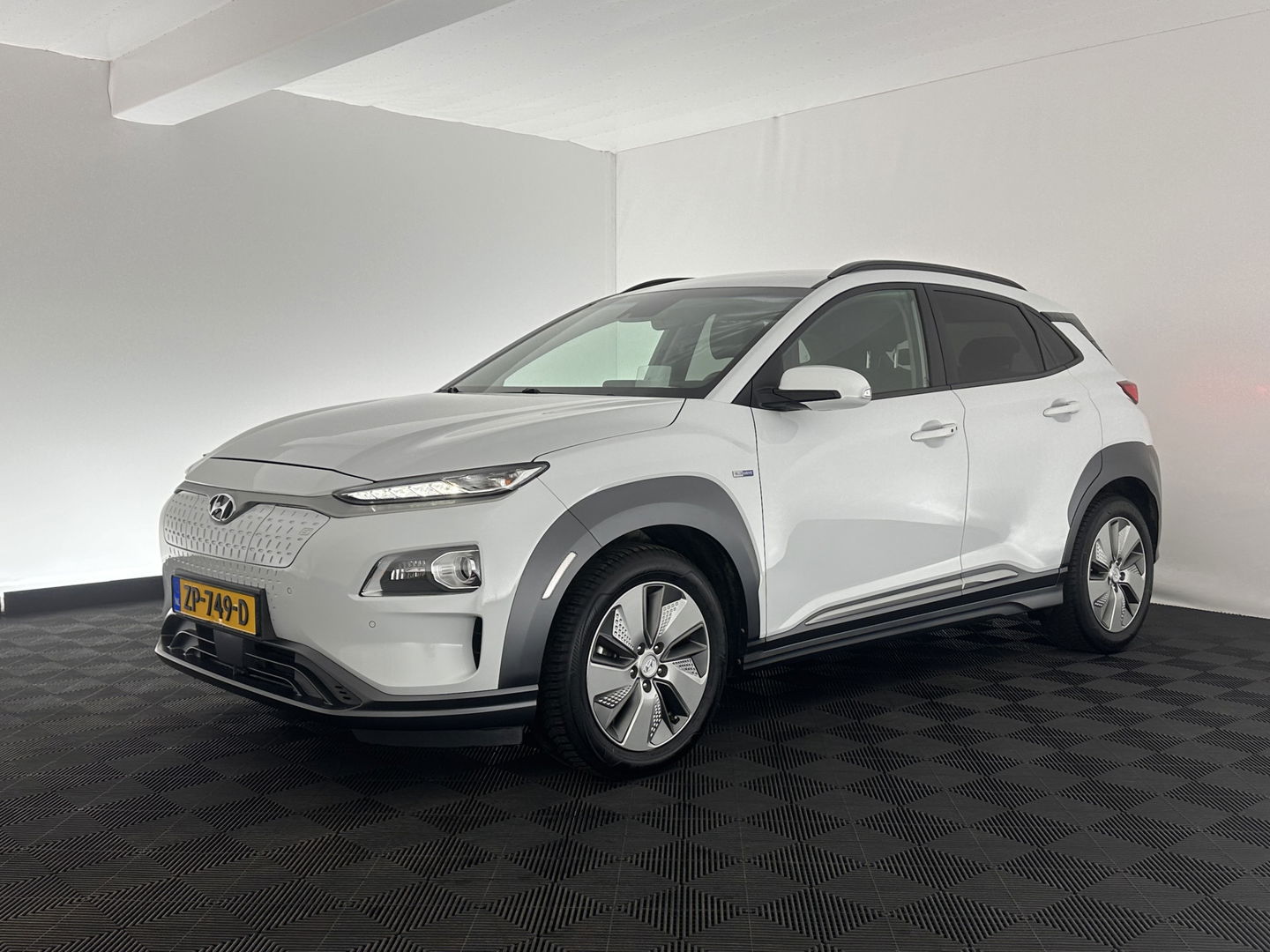 Hyundai KONA EV Premium 64 kWh (INCL-BTW) *FULL-LEATHER | HEAD-UP | FULL-LED | NAVI-FULLMAP | DAB | ADAPTIVE-CRUISE | KRELL-AUDIO | KEYLESS | CAMERA | BLIND-SPOT | LANE-ASSIST | DIGI-COCKPIT | COMFORT-SEATS | 17''ALU*