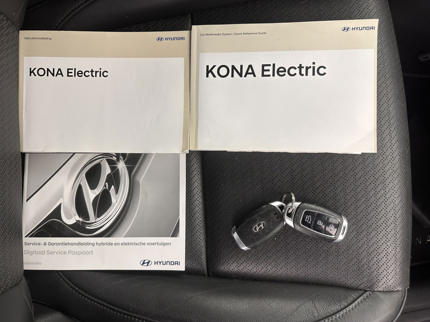 Hyundai KONA EV Premium 64 kWh (INCL-BTW) *FULL-LEATHER | HEAD-UP | FULL-LED | NAVI-FULLMAP | DAB | ADAPTIVE-CRUISE | KRELL-AUDIO | KEYLESS | CAMERA | BLIND-SPOT | LANE-ASSIST | DIGI-COCKPIT | COMFORT-SEATS | 17''ALU*
