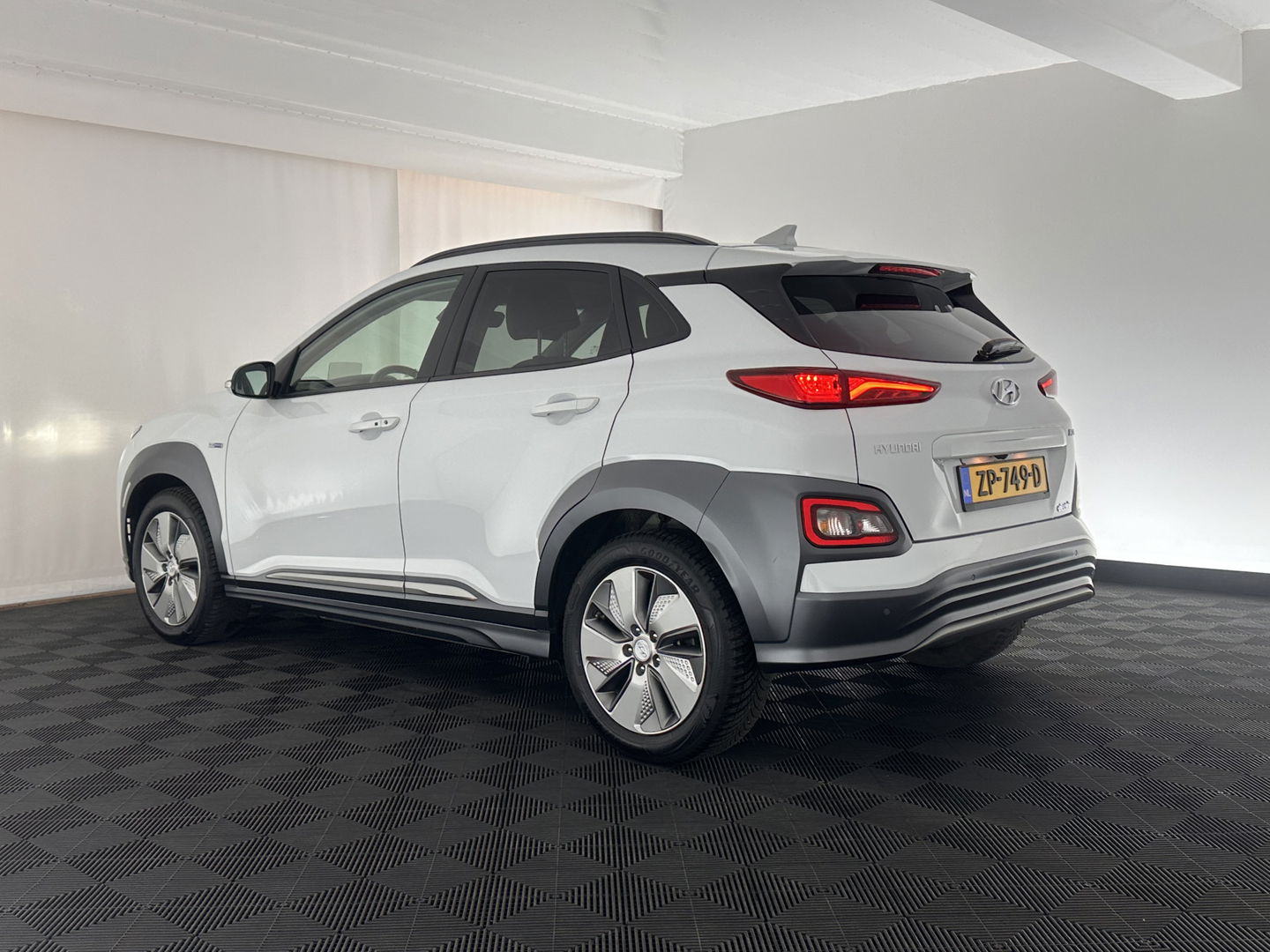 Hyundai KONA EV Premium 64 kWh (INCL-BTW) *FULL-LEATHER | HEAD-UP | FULL-LED | NAVI-FULLMAP | DAB | ADAPTIVE-CRUISE | KRELL-AUDIO | KEYLESS | CAMERA | BLIND-SPOT | LANE-ASSIST | DIGI-COCKPIT | COMFORT-SEATS | 17''ALU*