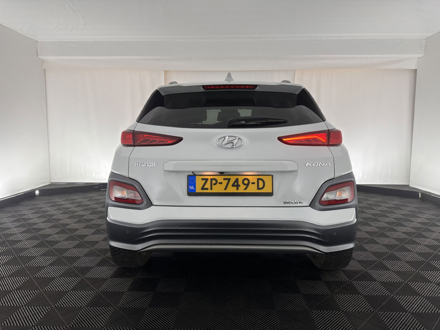 Hyundai KONA EV Premium 64 kWh (INCL-BTW) *FULL-LEATHER | HEAD-UP | FULL-LED | NAVI-FULLMAP | DAB | ADAPTIVE-CRUISE | KRELL-AUDIO | KEYLESS | CAMERA | BLIND-SPOT | LANE-ASSIST | DIGI-COCKPIT | COMFORT-SEATS | 17''ALU*