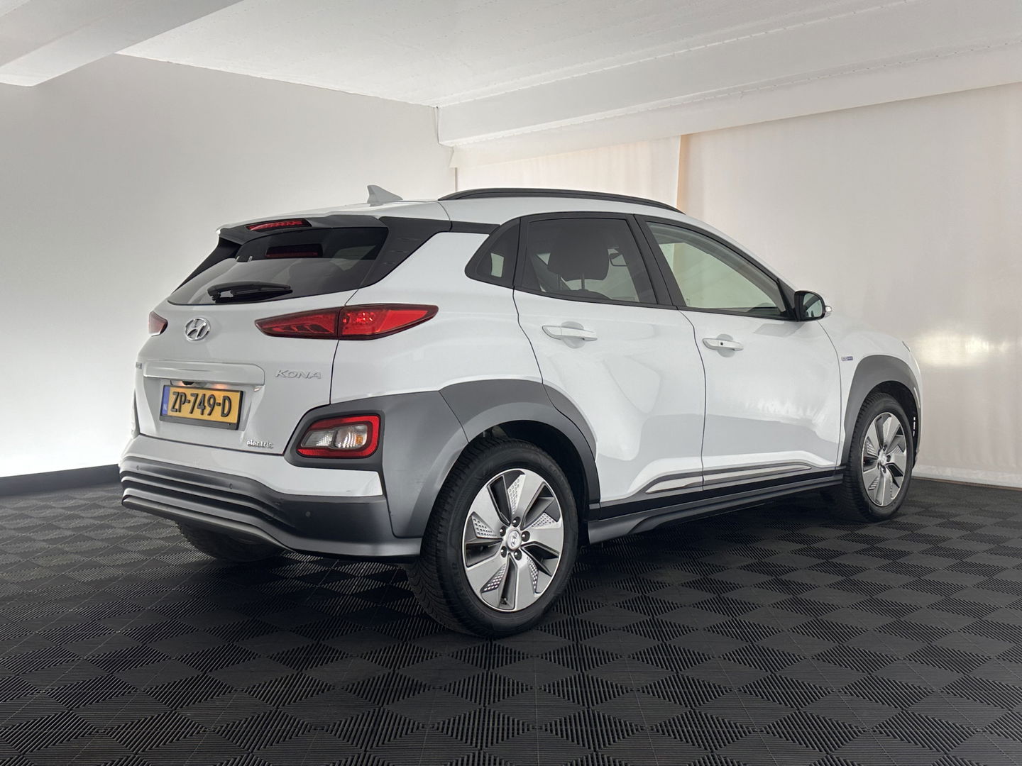 Hyundai KONA EV Premium 64 kWh (INCL-BTW) *FULL-LEATHER | HEAD-UP | FULL-LED | NAVI-FULLMAP | DAB | ADAPTIVE-CRUISE | KRELL-AUDIO | KEYLESS | CAMERA | BLIND-SPOT | LANE-ASSIST | DIGI-COCKPIT | COMFORT-SEATS | 17''ALU*