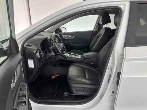 Hyundai KONA EV Premium 64 kWh (INCL-BTW) *FULL-LEATHER | HEAD-UP | FULL-LED | NAVI-FULLMAP | DAB | ADAPTIVE-CRUISE | KRELL-AUDIO | KEYLESS | CAMERA | BLIND-SPOT | LANE-ASSIST | DIGI-COCKPIT | COMFORT-SEATS | 17''ALU*