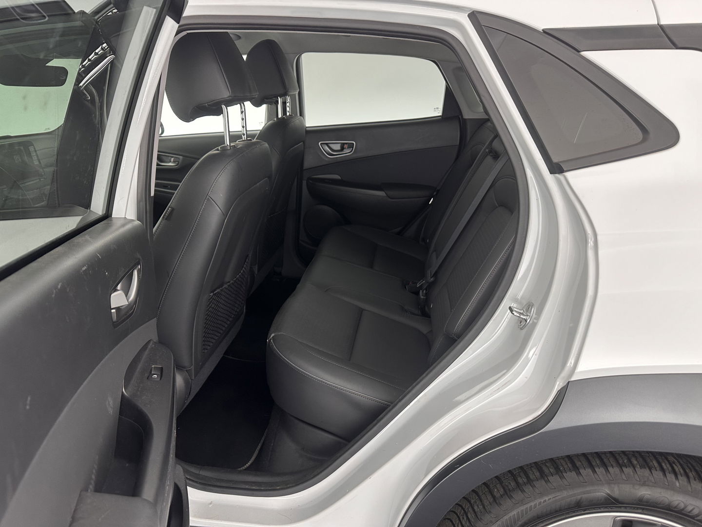 Hyundai KONA EV Premium 64 kWh (INCL-BTW) *FULL-LEATHER | HEAD-UP | FULL-LED | NAVI-FULLMAP | DAB | ADAPTIVE-CRUISE | KRELL-AUDIO | KEYLESS | CAMERA | BLIND-SPOT | LANE-ASSIST | DIGI-COCKPIT | COMFORT-SEATS | 17''ALU*