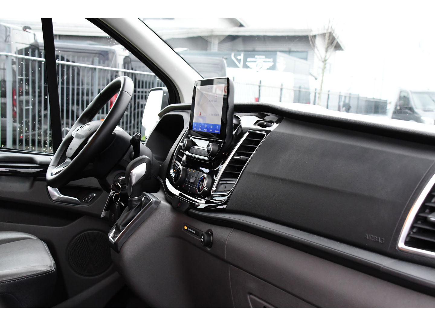 Ford Transit Custom 300 2.0 TDCI L2H1 Limited DC Cruise, Camera, Carplay, 170PK LED, Leder, Automaat, Sensoren, Trekhaak, UNIEK!