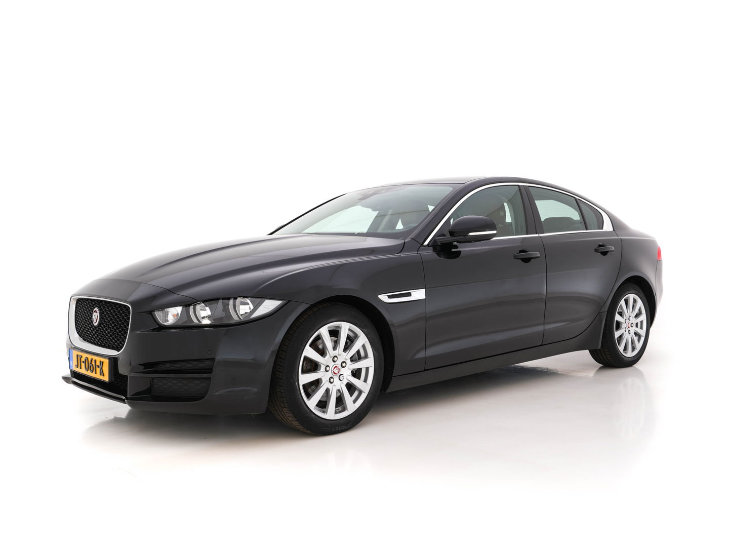 Jaguar XE 2.0 D Pure In-Control-Pack Aut. *FULL-LEATHER | NAVI-FULLMAP | COMFORT-SEATS | CAMERA | ECC | SHIFT-PADDLES | LANE-ASSIST | PDC | HEATED-SEATS | CRUISE | 17''ALU*