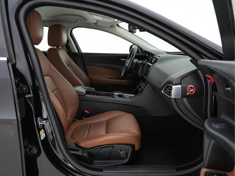 Jaguar XE 2.0 D Pure In-Control-Pack Aut. *FULL-LEATHER | NAVI-FULLMAP | COMFORT-SEATS | CAMERA | ECC | SHIFT-PADDLES | LANE-ASSIST | PDC | HEATED-SEATS | CRUISE | 17''ALU*