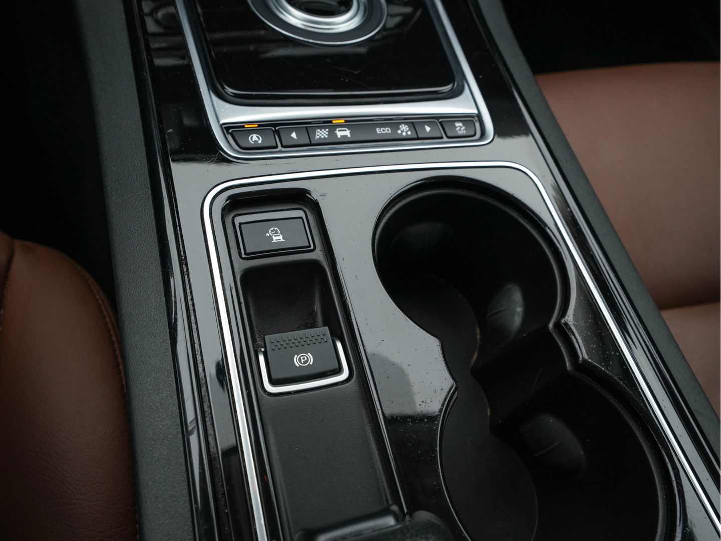 Jaguar XE 2.0 D Pure In-Control-Pack Aut. *FULL-LEATHER | NAVI-FULLMAP | COMFORT-SEATS | CAMERA | ECC | SHIFT-PADDLES | LANE-ASSIST | PDC | HEATED-SEATS | CRUISE | 17''ALU*
